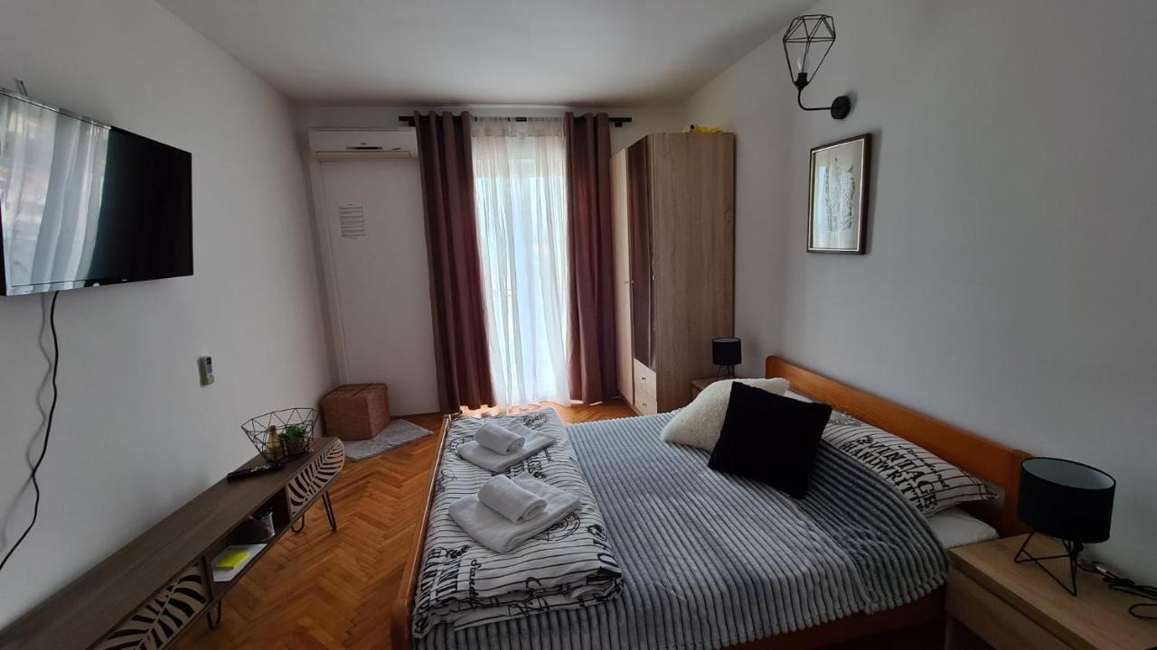 Apartments Solis, 50 M From The Sea - Jakisnica Экстерьер фото