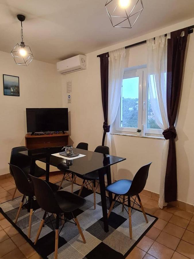 Apartments Solis, 50 M From The Sea - Jakisnica Экстерьер фото