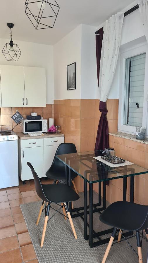 Apartments Solis, 50 M From The Sea - Jakisnica Экстерьер фото