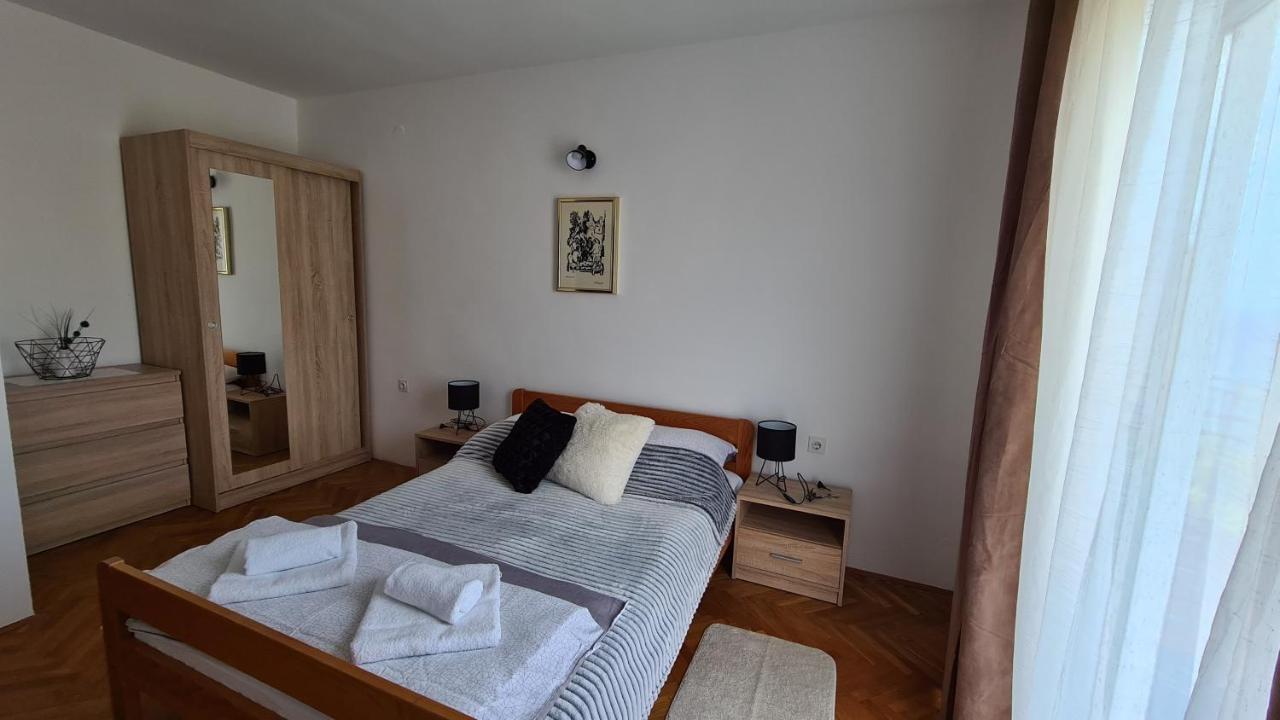 Apartments Solis, 50 M From The Sea - Jakisnica Экстерьер фото